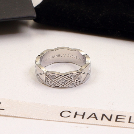 香奈儿镶钻款菱形格纹戒指 时尚钛钢材质新款指环批发 宽版