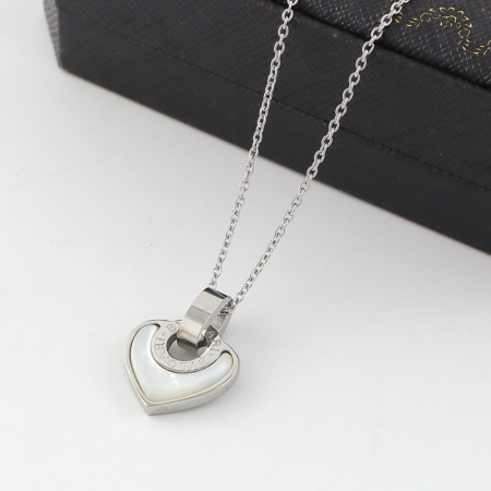 宝格丽爱心吊坠项链 钛钢字母项链情侣项饰批发